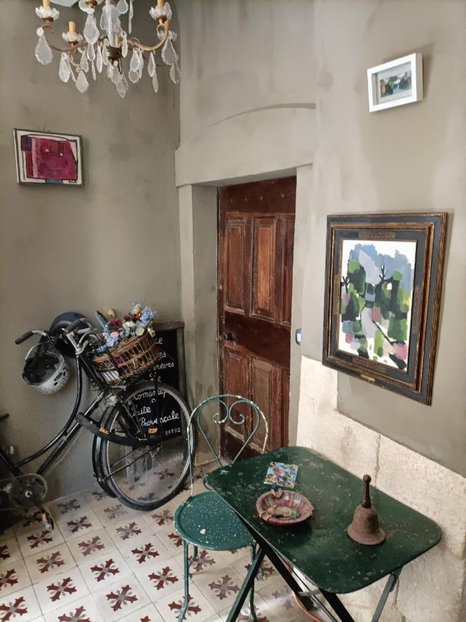 Entre Terre Et Ciel. Apartment Saignon Bagian luar foto